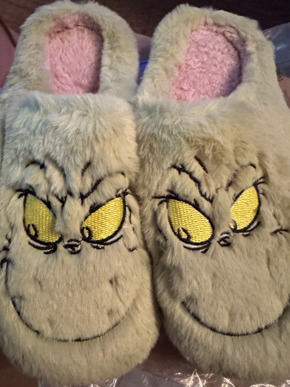 The Grinch Fuzzy Slippers 9-10 women’s NEW clog slippers
